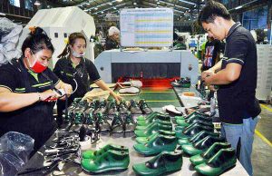 코로나사태까지 겹쳐 우울한 신발 생산