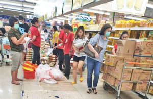 코로나19 감염확진 2명 소식에 사재기 대란