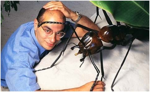 ‘신神’, ‘죽음’이라는 제목 등의 연작 소설을 발표하여 우리나라 독자에게도 잘 알려져 있는 프랑스 작가 베르나르 베르베르는 실제로 뛰어난 개미 연구가이기도 하다. 그의 소설 ‘개미’를 읽어보면 재미 있는 구절이 눈에 뜨인다. 개미는 완전 커뮤니케이션이 가능한 생물이라는 것이다.