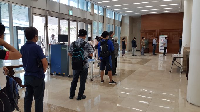 재외선거 자카르타 첫날…코로나19 사태에도 길게 선 동포