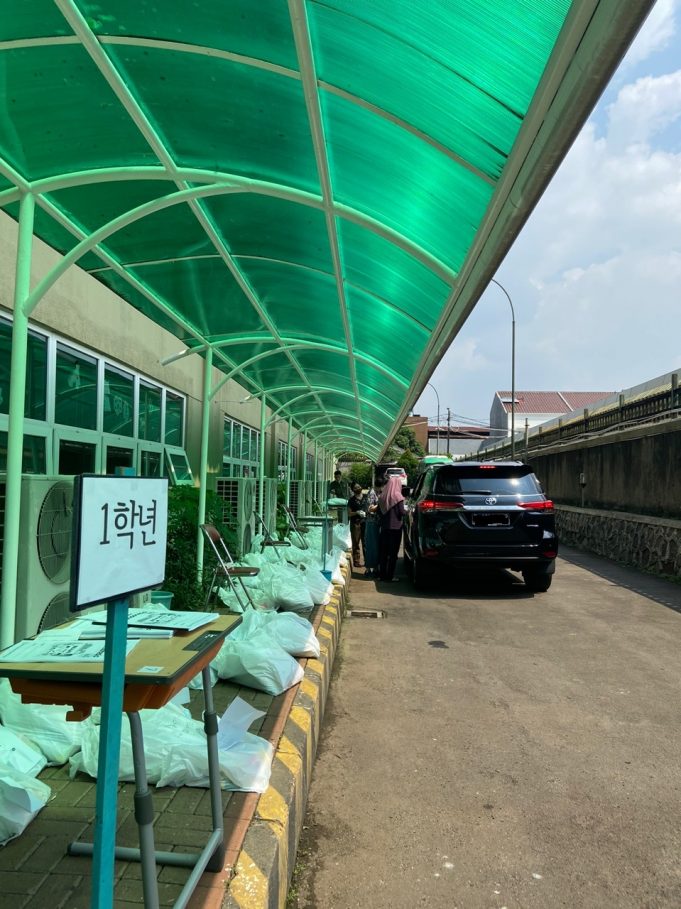 JIKS, 초등 전교생에게 드라이브 스루 방식으로 학습물 배부