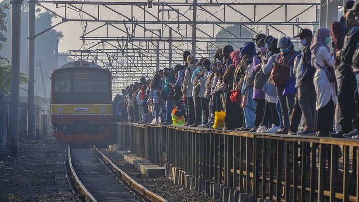 7월27일 아침 버까시 땀분역에서 자카르타로 출근하기 위해 열차를 기다리고 있는 직장인들