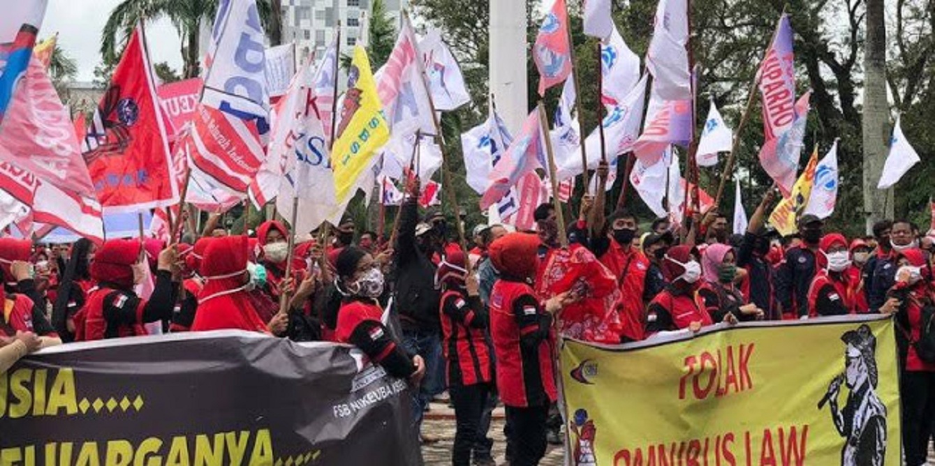 노동계는 RUU Cipta Kerja통과에 반대하며 200만 노동자들이 전국에서 시위하고 있다.