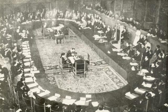 네덜란드는 1949년 원탁회의(Konferensi Meja Bundar-KMB)에서 인도네시아 주권을 인정하는 대신 식민지 부채 11억3000만 달러도 상속시켰다.