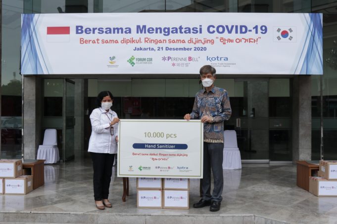 한국 코스메틱 기업 ‘페렌벨(PERENNEBELL)’, 인도네시아 사회부 및 CSR 포럼에 손소독제 10,000개 기부 12월 21일 인도네시아 사회부에서 열린 페렌벨사 제품 손소독제 전달식에는 사회부내 인적관리책임부 쓰리미카 국장과 이종윤 KOTRA 자카르타 무역관장이 참석했다.