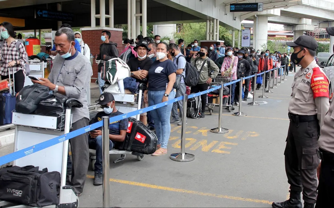 12월 22일 soekarno hatta 공항 2터미날에 검진을 받으려는 사람들이 길게 줄서고 있다.