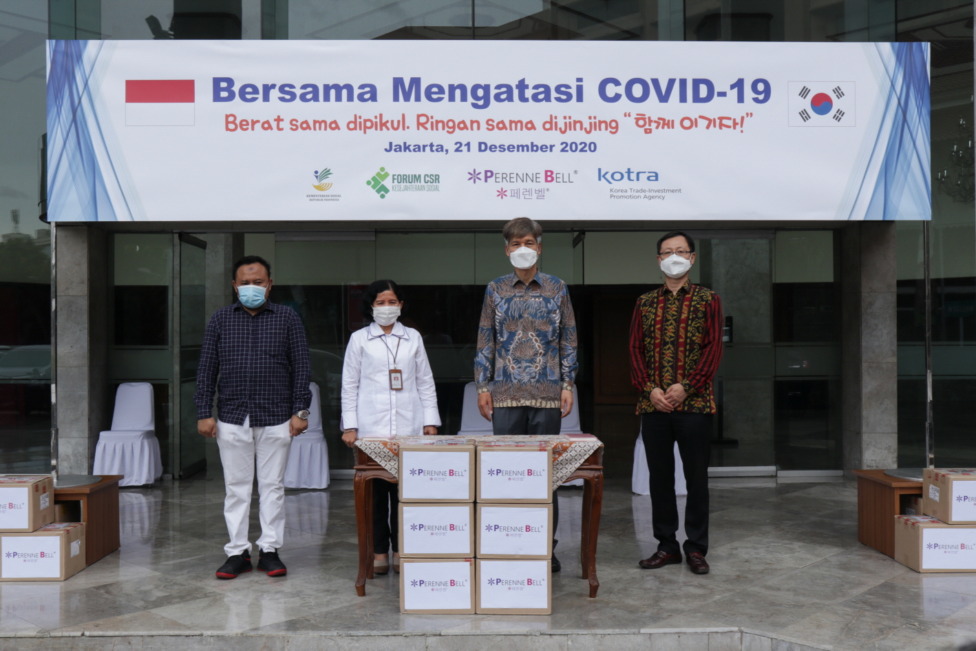 2월 21일 인도네시아 사회부에서 열린 페렌벨사 제품 손소독제 전달식에서 사회부와 가 사회 복지 CSR 포럼 그리고 KOTRA 자카르타 무역관 임직원이 참석했다.