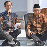 Joko Widodo 대통령 (왼쪽)은 Ma’ruf Amin 부통령과 함께 2019년 10월23일 메르데카궁 계단에서 인도네시아 선진내각을 발표하고 있다.