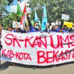 노동조합연맹회원들은 지난 2019년 9월 반둥에 있는 서부자와주청사 앞에서 2020년 UMSK인상을 요구하는 시위를 하고 있다.