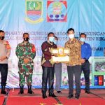 현대차 PT Hyundai Motors Indonesia법인이 버까시군수로 부터 CSR상을 받고 있다.