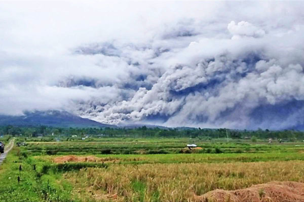 Indonesischer-Vulkan-Semeru-ausgebrochen