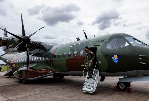 스리위자야 SJ-182기를 찾기위해 투입된 공군수송기에 특수장치가 설치되어 있다.