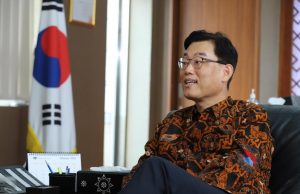 특별기획 “동포사회, 2021 코로나19 극복한다”(1) 박태성 주인도네시아 대한민국 대사 편 박태성 대사는 한인포스트와 인터뷰에서 “동포 분들이 보다 손쉽게 영사서비스에 접근할 수 있도록 모바일 시스템인 영사서비스 전용 카톡 채널을 3월 2일부터 신규 개설한다. 그리고 동포사회와의 소통 강화를 위해 상설 동포자문위원단을 구성해 정기 회의를 통해 동포사회 현안과 애로사항에 대한 의견을 경청하고, 동포 분들의 영사서비스 만족도를 조사하여 직원들의 교육 및 근무평가에도 반영할 예정”이라고 강조했다.