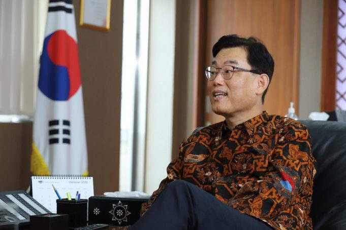 특별기획 “동포사회, 2021 코로나19 극복한다”(1) 박태성 주인도네시아 대한민국 대사 편 박태성 대사는 한인포스트와 인터뷰에서 “동포 분들이 보다 손쉽게 영사서비스에 접근할 수 있도록 모바일 시스템인 영사서비스 전용 카톡 채널을 3월 2일부터 신규 개설한다. 그리고 동포사회와의 소통 강화를 위해 상설 동포자문위원단을 구성해 정기 회의를 통해 동포사회 현안과 애로사항에 대한 의견을 경청하고, 동포 분들의 영사서비스 만족도를 조사하여 직원들의 교육 및 근무평가에도 반영할 예정”이라고 강조했다.