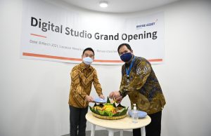 미래에셋증권 인도네시아, 현지 증권사 최초 디지털 스튜디오 오픈 미래에셋증권 대표는 디지털 스튜디오 그랜드 오프닝 행사애서 인도네시아 전통음식인 나시둠붕(nasi tumpeng)을 나누고 있다.