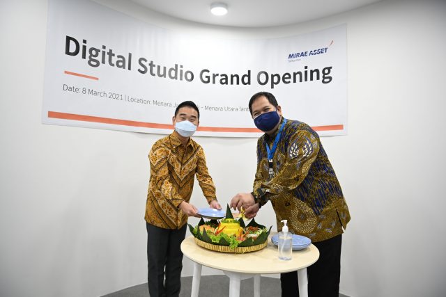 미래에셋증권 대표는 디지털 스튜디오 그랜드 오프닝 행사애서 인도네시아 전통음식인 나시둠붕(nasi tumpeng)을 나누고 있다.