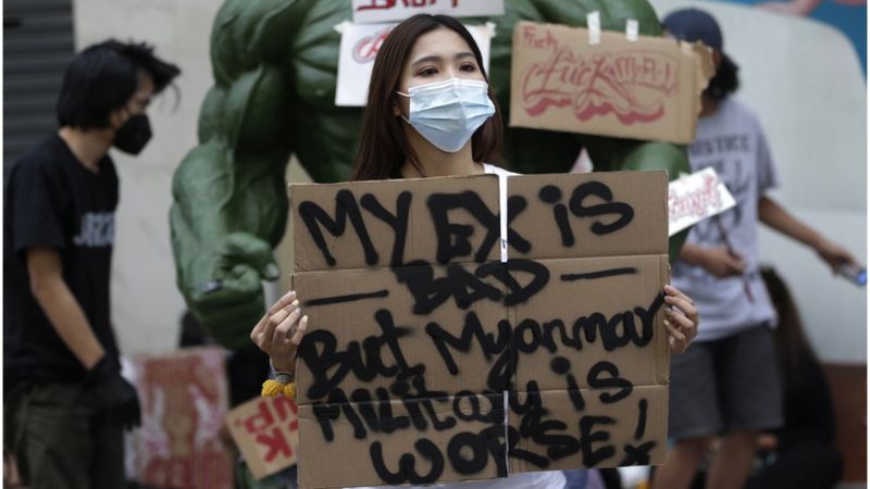 미얀마 군정 쿠데타에 항의하는 국민들
