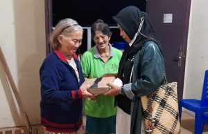 무슬림 여성, 요양원 할머니에게 성경책 선물