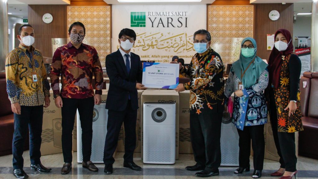 코웨이 인도네시아 김자중 법인장은 Yaris 병원 그룹에게 공기청정기를 기부하고 있다.