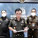 8월 25일 법무부 법무정보센터장은 Jiwasraya 부패 사건에 대한 대법원 판결의 집행에 관한 기자회견을 하고 있다.