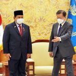 문재인 대통령(오른쪽)과 프라보워 수비안토 인도네시아 국방장관