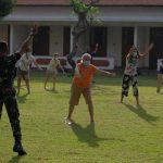 지난 8월 28일 이른 아침 발리에서 TNI 군인이 격리중인 무증상(OTG) 및 경증 증상(GR) COVID-19 환자에게 운동을 시키고 있다.