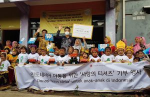 KB국민카드, 버카시 유치원에 사랑의 티셔츠 전달