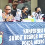 달라진 경찰 기자회견 Polda Metro Jaya는 용의자의 세우지 않고 법죄 기자회견을 발표했다. 이는 경찰의 인도주의적 노력의 일환으로 이루어졌지만 용의자 사진을 공개했다.