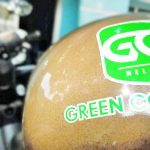 마잘렝카 주민 코코넛으로 만든 오토바이 헬멧을 선보이고 있다.