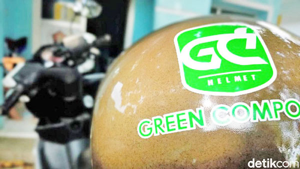 마잘렝카 주민 코코넛으로 만든 오토바이 헬멧을 선보이고 있다.