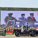 사열하는 조코위 대통령(오른쪽)과 프라보워 국방장관