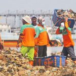 자카르타 해안 주변의 쓰레기를 청소하는 직원들. 생활쓰레기와 플라스틱 쓰레기로 뒤덮혀진 자카르타 해변은 언제 복구되나…