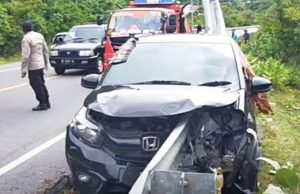 고속도로 가드레일 승용차 관통 사고