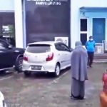 람풍 교회 앞에서 기도하는 여성