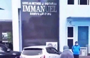 교회 마당에서 기도하는 무슬림 여성