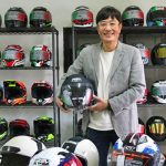 조코위 대통령이 착용한 것과 같은 제품 들어 보이는 강영균 대표