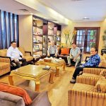 (좌로부터, Agung Laksona 전 국회의장, 필자, Anton Suleiman Marriot Hotel 회장, Haswan, IBIK57 대학교 총장)