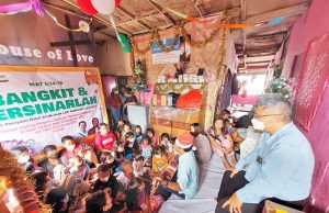 중부 자카르타 타나아방 어린이에게 “메리 크리스마스”