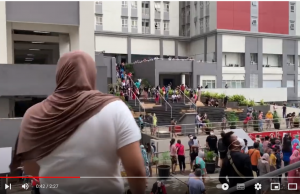 강진발생에 격리호텔과 병원도 아우성 페닉 상황… Wisma Atlet 병동 밖에서 대기