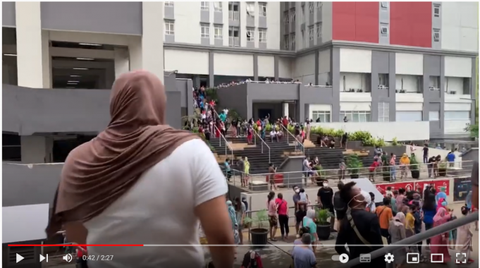 강진발생에 격리호텔과 병원도 아우성 페닉 상황… Wisma Atlet 병동 밖에서 대기