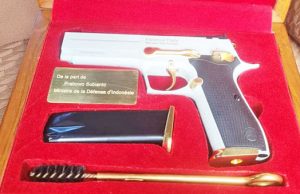 인도네시아 프랑스 국방장관 선물은 , Prabowo 장관 권총 선물 Parly 장관 은컵 선물