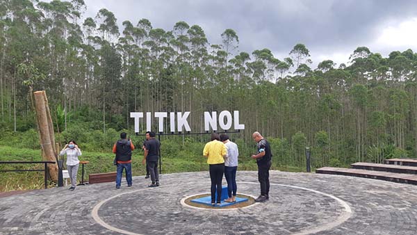 Sejumlah warga mulai berdatangan ke titik nol Ibu Kota Negara (IKN) Nusantara di Sepaku, Kabupaten Penajam Paser Utara, Kalimantan Timur, Rabu (16/3/2022). Mereka berswafoto di titik mula pembangunan ibu kota negara yang baru.