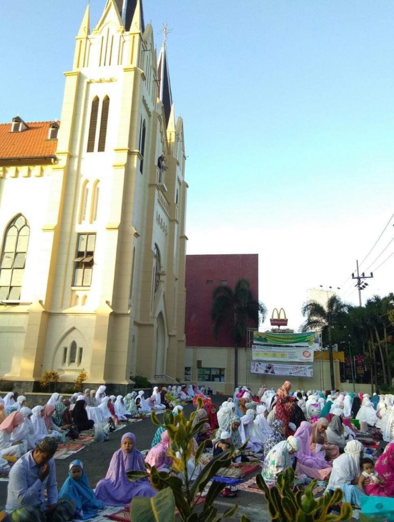 Halaman-Katedral-Malang