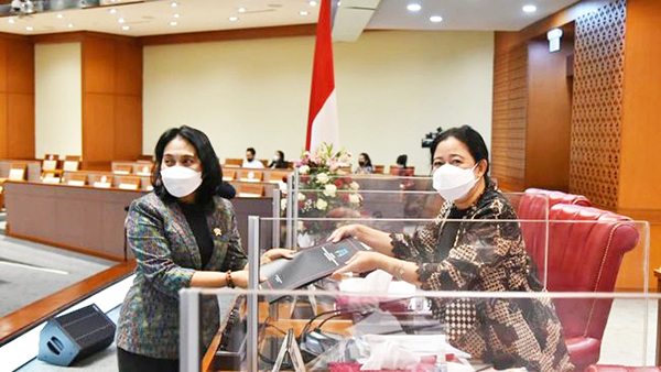 성폭력 범죄에 관한 법률(RUU TPKS)은 4월 12일 국회 본회의에서 공식 통과되었다. I Gusti Ayu Bintang Darmawati 여성아동부(PPPA) 장관이 국회의장으로 부터 관련 법안을 받고 있다.
