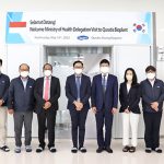 ▲인도네시아 보건부 차관 일행과 큐라티스 조관구 대표 및 임직원이 기념 촬영하고 있다. (사진제공=큐라티스)