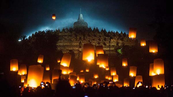 보로부두르 사원에서 부처님 오신 날 기념 풍등을 날리고 있다. 2022.05.17.