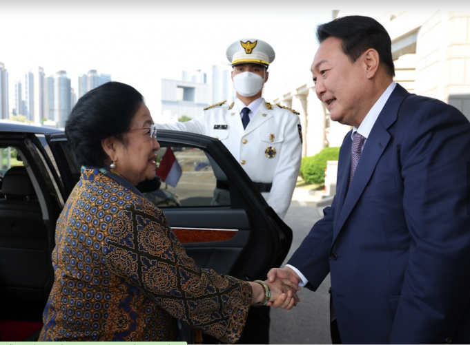 콤파스 오피니언 “메가와티만이 김정은을 중재할 수 있다”