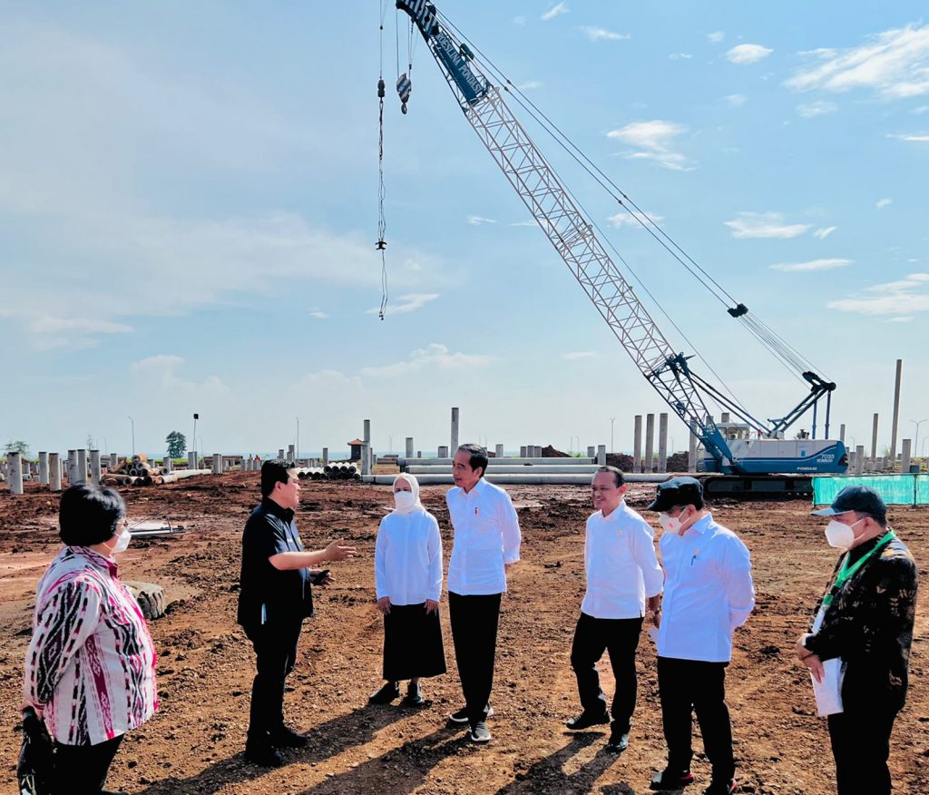 (Jokowi 대통령은 Erick Thohir 국영기업부 장관과 함께 중부자와 Batang에 있는 바탕 통합 산업 단지(Kawasan Industri Terpadu (KIT) Batang)를 방문하고 있다.)