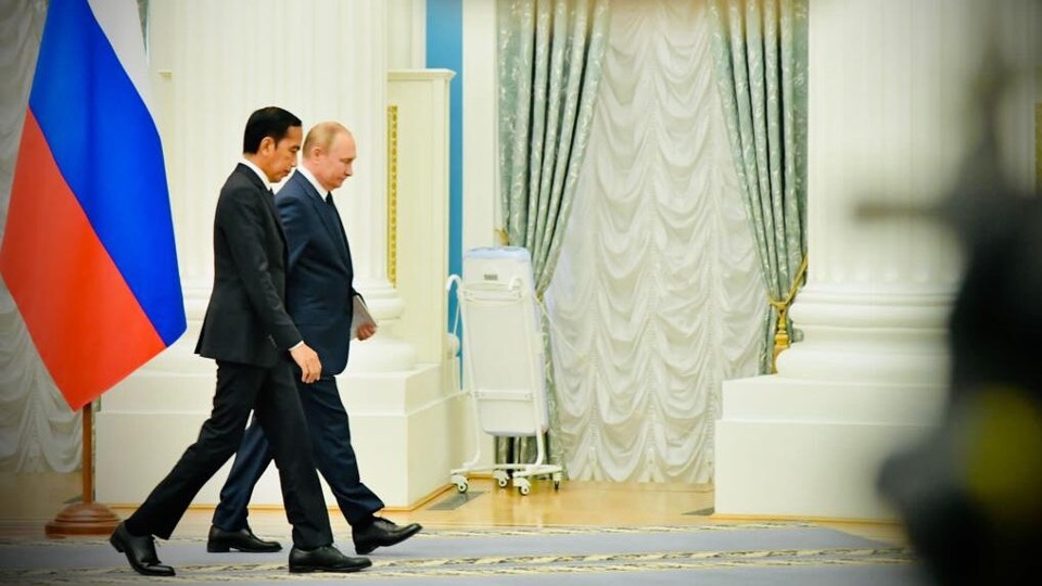 6월 30일 모스크바 크렘린궁에서 조코 위도도 대통령과 블라디미르 푸틴 러시아 대통령이 공동 회견 장으로 입장하고 있다.