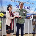 김준규 5대 한국문인협회 인니지부 회장이 서미숙 회장에게 감사패를 전달하고 있다.